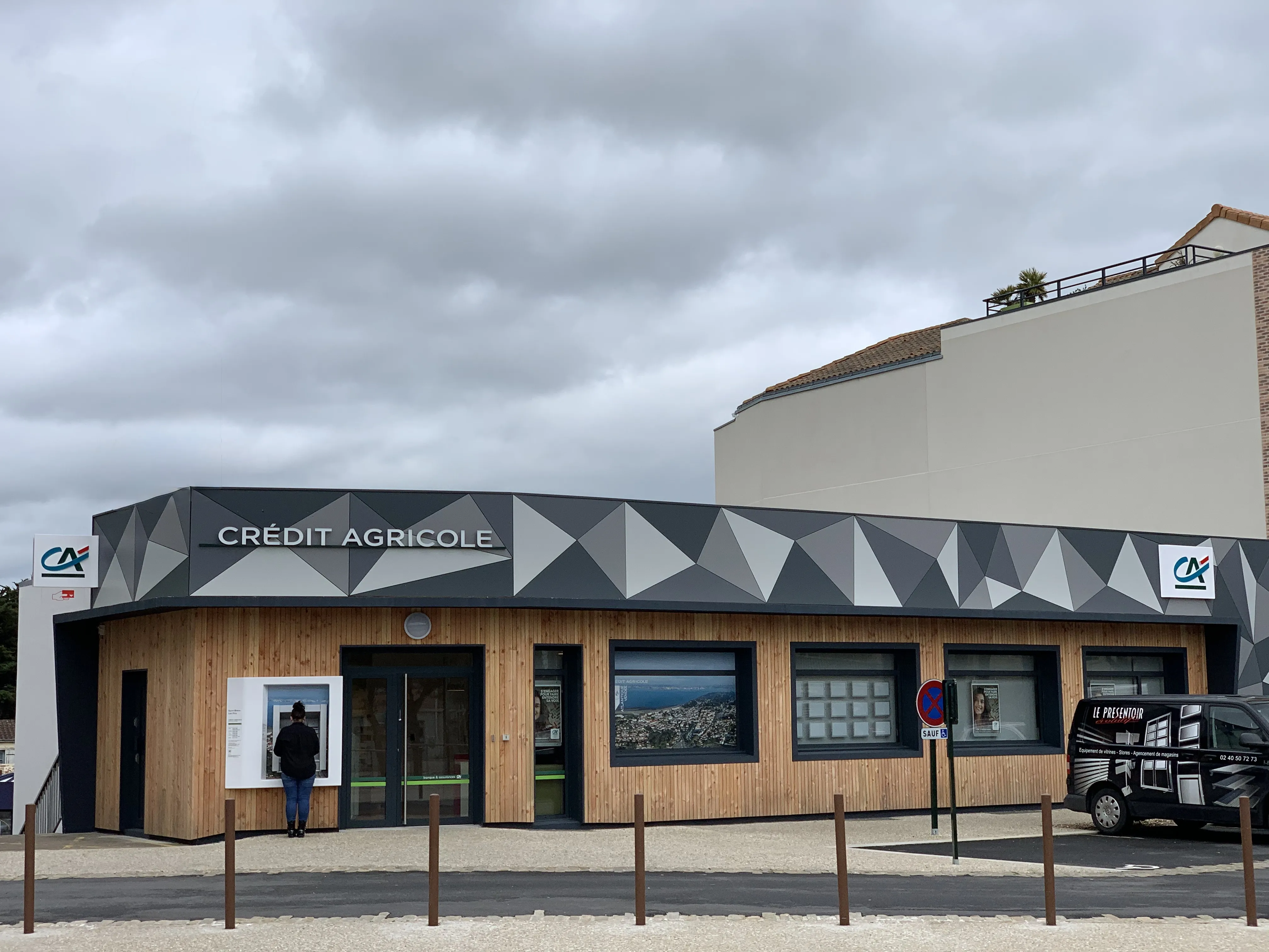 Banque avec façade bois.