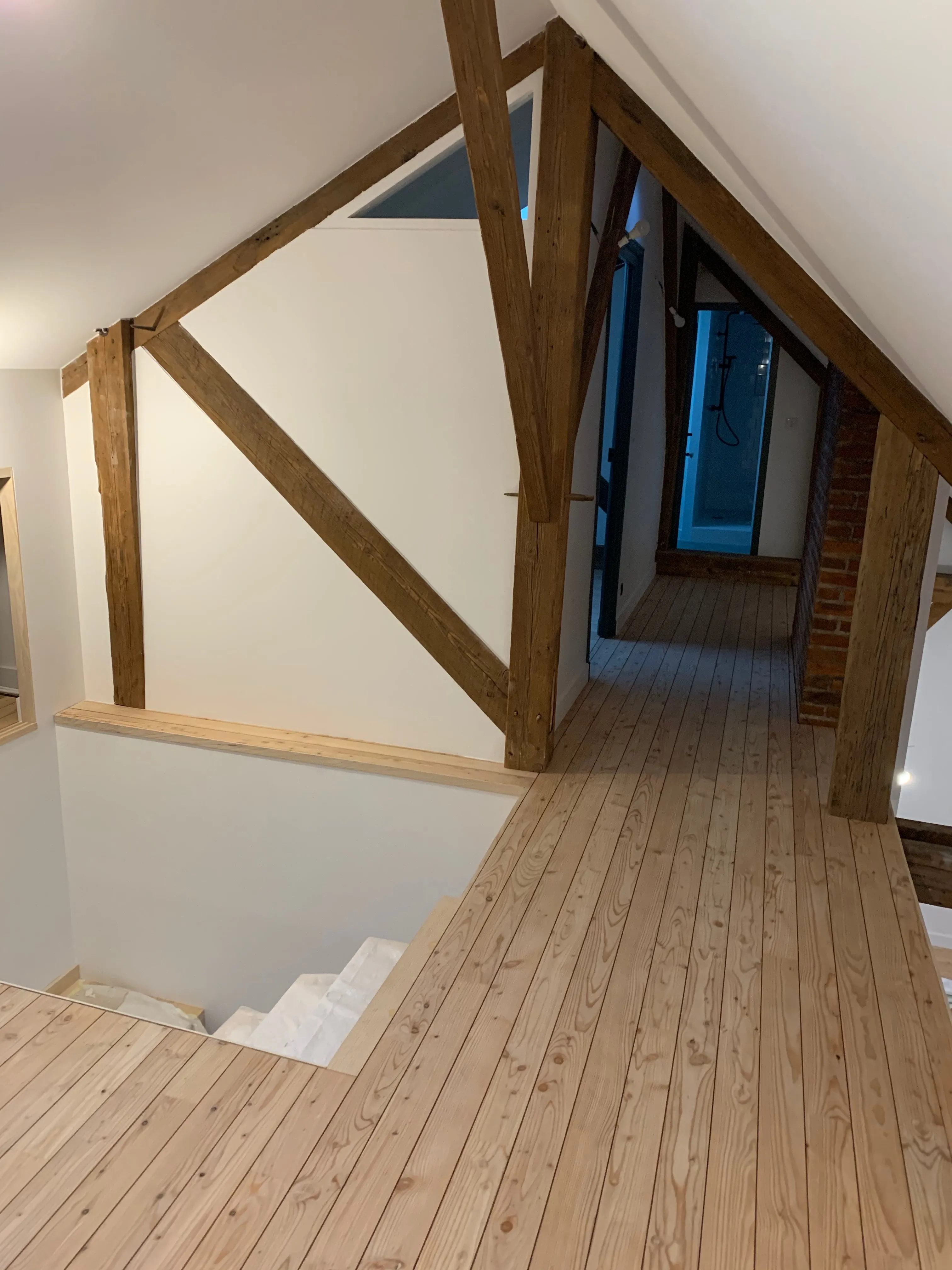 Couloir d'une maison avec parquet