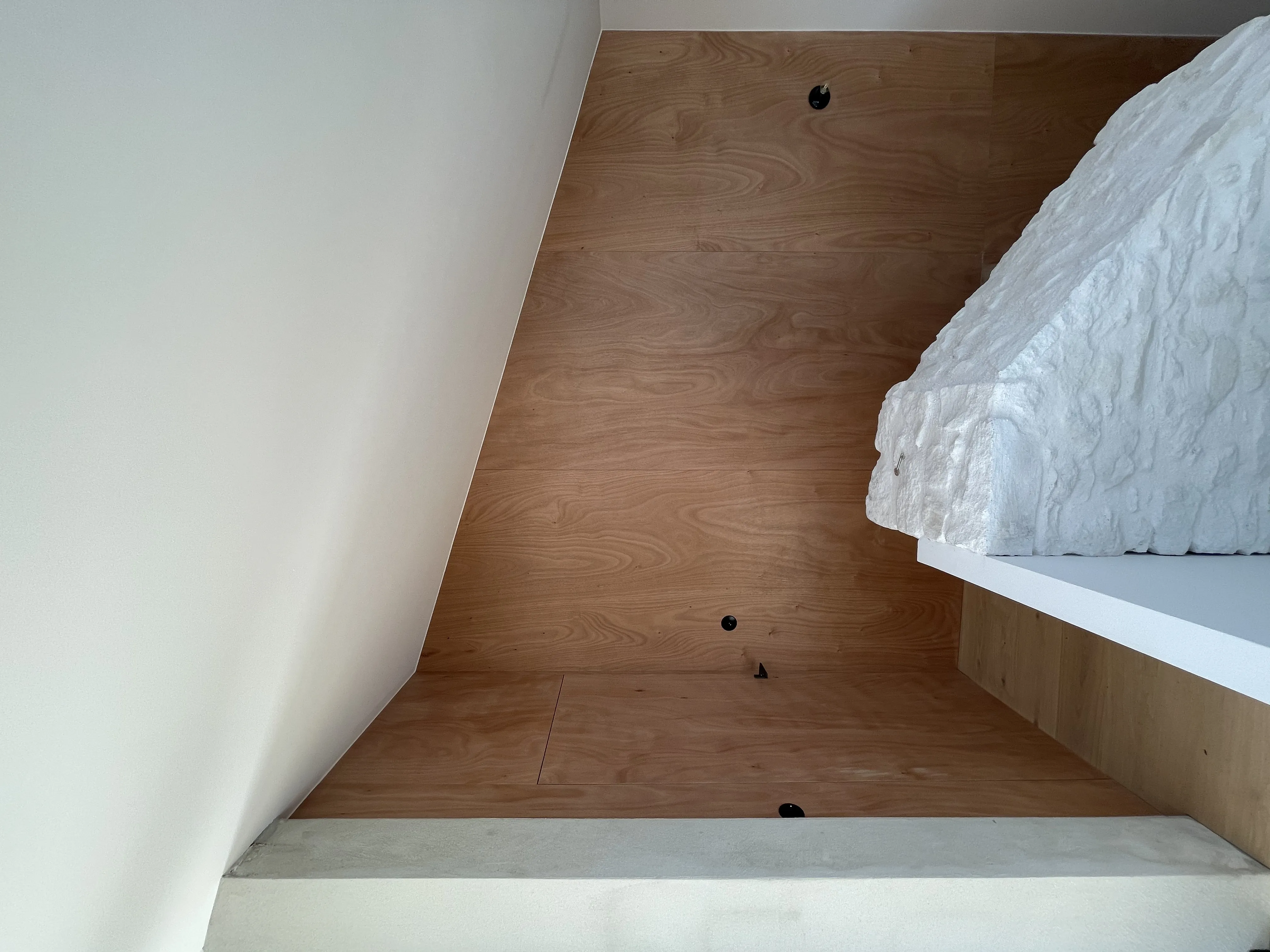 Plafond en panneaux de bois.