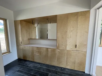 Intérieur avec parquet bois.