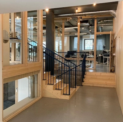 Salle avec bois décoratif.