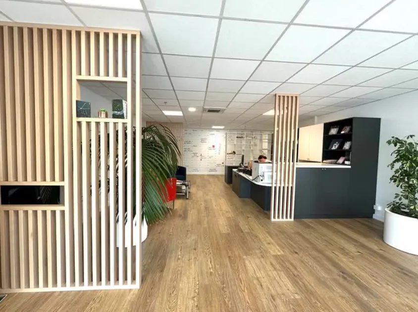 Accueil d'entreprise bois et verre.