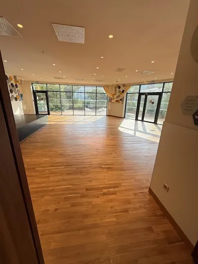 Parquet vitrifié brillant avec finition bois naturel